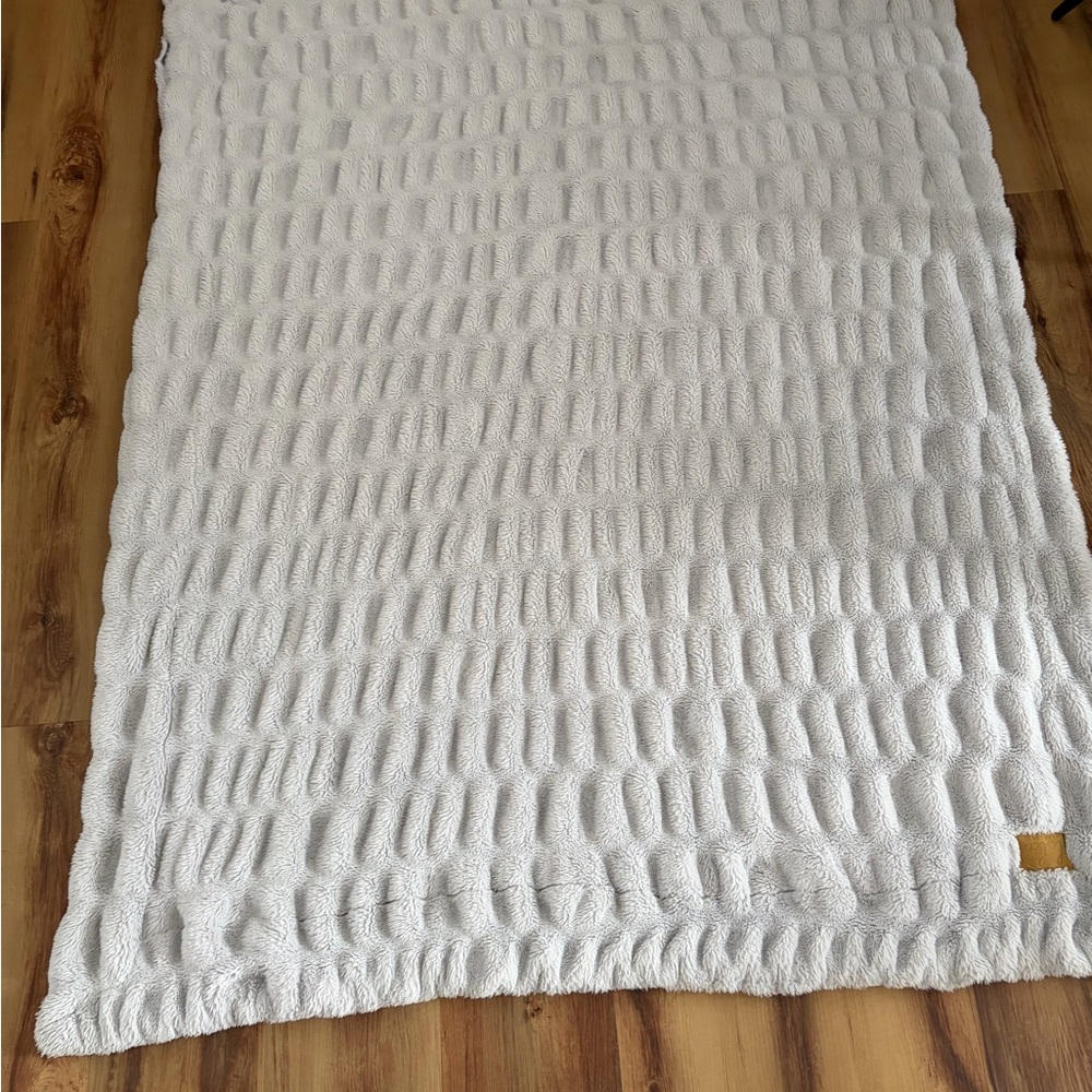 Lola Soft Gray Faux Fur Throw - Picture 2 of 6
